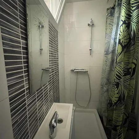 Petit Ideal Pour Deux Personnes, Offrant Belle Vue Sur Jardin, Proche Des Commodites Et A Moins De 30 Minutes De Paris En Transport Apartment *